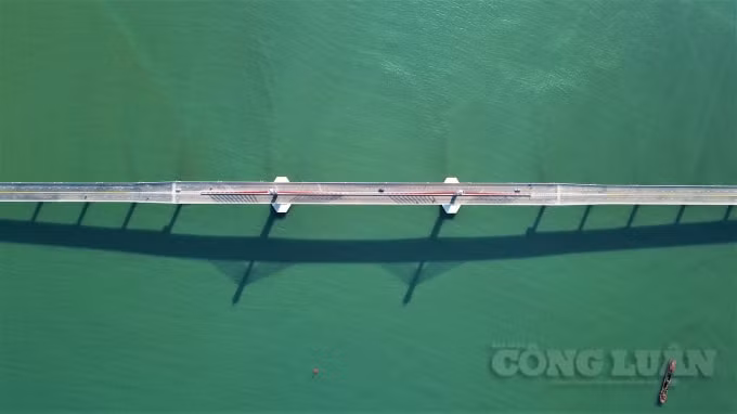Phía giữa cầu nhìn từ trên cao.