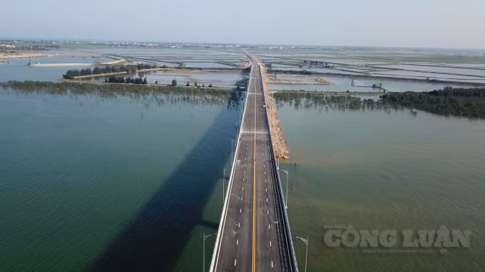 Cầu Cửa Hội có 22 trụ, 85 phiến dầm Super-T. Hôm 13/10, cầu đã hợp long. Đến nay, dự án cơ bản hoàn thành.