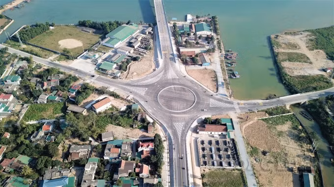 Sau gần 2 năm thi công, dự án đầu tư xây dựng cầu Cửa Hội bắc qua sông Lam, nối hai tỉnh Nghệ An - Hà Tĩnh cơ bản đã hoàn thành.