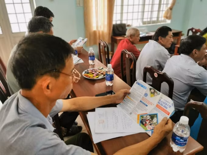 Người dân tìm hiểu thông tin về BHXH tự nguyện.