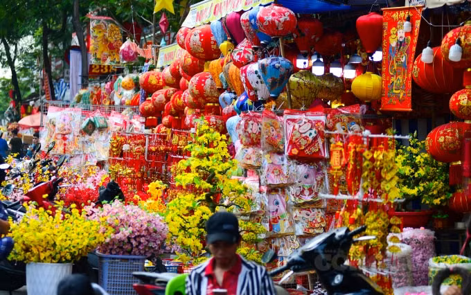 Các mặt hàng được mua nhiều nhất là bao lì xì, lịch treo tường, câu đối. Tuy nhiên, do ảnh hưởng dịch bệnh nên việc buôn bán của tiểu thương gặp khá nhiều khó khăn