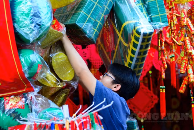 Chỉ còn 1 tuần nữa là tới Tết Tân Sửu 2021, phố bán đồ trang trí lại ngập tràn sắc đỏ phục vụ khách hàng