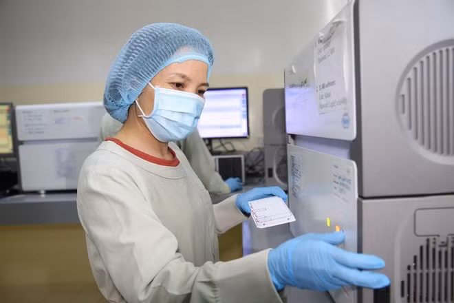Một công đoạn trong quy trình xét nghiệm Covid-19 tại Bệnh viện Bệnh Nhiệt đới TP HCM (Ảnh: Hoàng Triều)