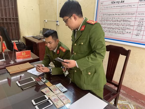 Công an huyện Như Xuân kiểm tra tang vật vụ án. Ảnh: tuoitre.vn
