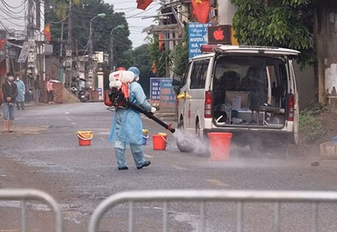Cán bộ Y tế phun thuốc diệt khuẩn, khủ trùng. Ảnh minh họa.