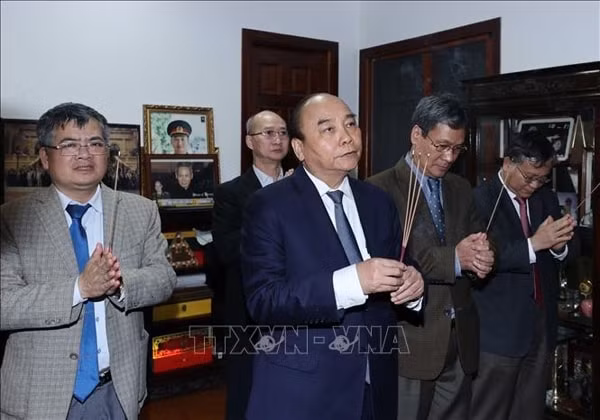 Thủ tướng Nguyễn Xuân Phúc dâng hương, tưởng nhớ Thủ tướng Phạm Văn Đồng. Ảnh: TTXVN