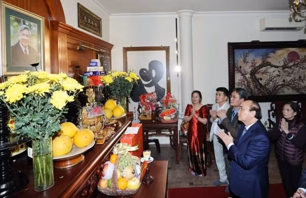 Thủ tướng Nguyễn Xuân Phúc dâng hương Tổng Bí thư Lê Khả Phiêu. Ảnh VGP