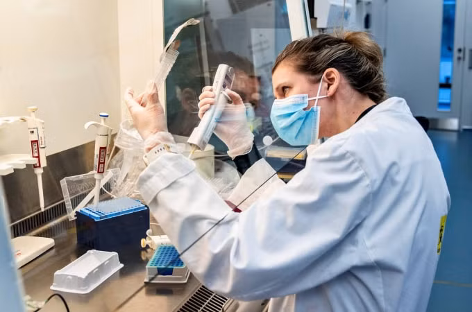 Các nhà nghiên cứu tại Đại học Aalborg ở Đan Mạch phân tích tất cả các mẫu virus Corona dương tính với biến thể B.1.1.7. Ảnh: RITZAU SCANPIX / VIA REUTERS