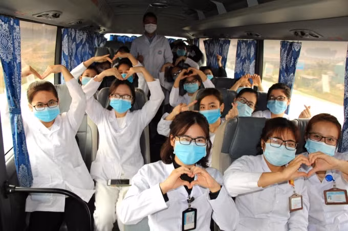 Các sinh viên tình nguyện tham gia chống dịch đã đóng góp rất lớn trong việc truy vết, khoanh vùng, hạn chế nhanh dịch bệnh lây lan (ảnh TL).