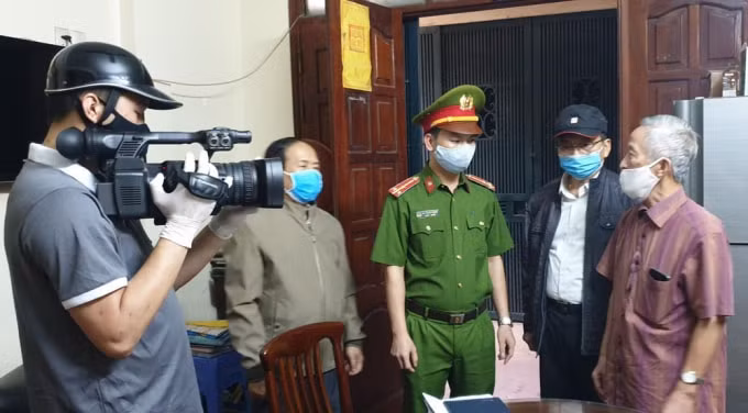 Phóng viên Duy Khánh ban Điện tử - báo Kinh tế Đô Thị đang tác nghiệp tại một hộ dân ở phường Ngọc Hà, quận Ba Đình.