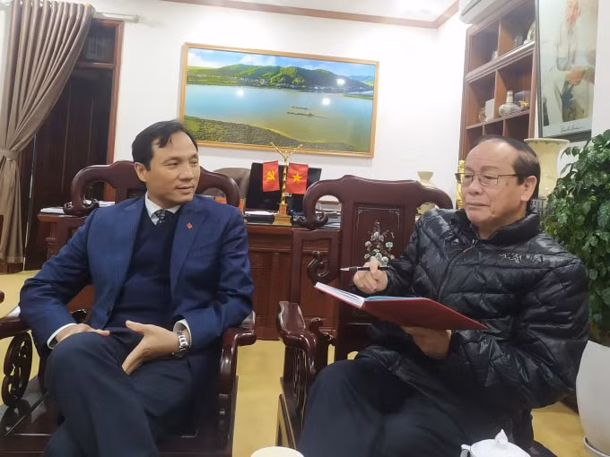 Bí thư Tỉnh ủy Hoàng Trung Dũng trò chuyện thân mật với PV Báo Nhà báo & Công luận.