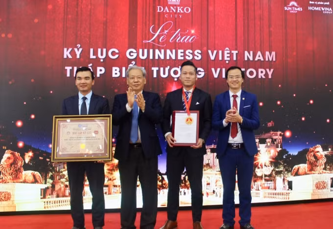 Tiến sĩ Thang Văn Phúc - Nguyên Thứ trưởng Bộ Nội vụ, Chủ tịch TW Hội Kỷ lục gia Việt Nam (thứ 2 từ trái qua) trao bằng xác lập và huy hiệu Kỷ lục đến đại diện Danko Group.