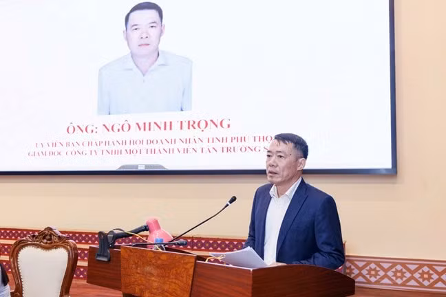 Ông Ngô Minh Trọng - Giám đốc Công ty TNHH MTV Tân Trường Sơn, Uỷ viên BCH Hội doanh nhân tỉnh Phú Thọ trình bày chương trình hành động tại Hội nghị
