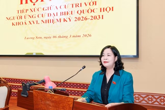 Ủy viên Bộ Chính trị, Bí thư Trung ương Đảng, Bí thư Đảng ủy MTTQ, các đoàn thể Trung ương, Chủ tịch UBTƯ MTTQ Việt Nam Bùi Thị Minh Hoài trình bày Chương trình hành động tại Hội nghị
