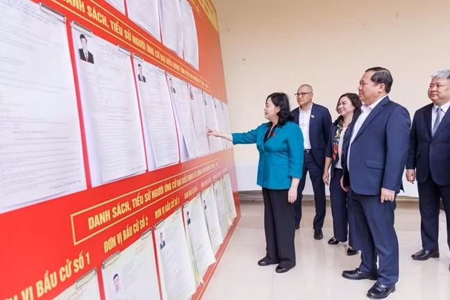 Ủy viên Bộ Chính trị, Bí thư Trung ương Đảng, Bí thư Đảng ủy MTTQ, các đoàn thể Trung ương, Chủ tịch UBTƯ MTTQ Việt Nam Bùi Thị Minh Hoài cùng các đại biểu xem danh sách niêm yết tại trụ sở xã Lương Sơn, tỉnh Phú Thọ