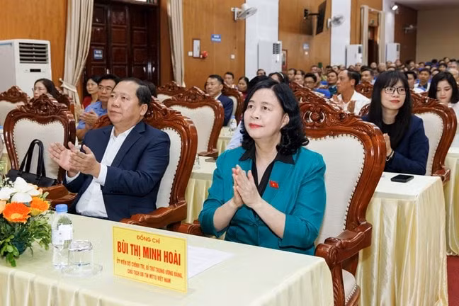 Ủy viên Bộ Chính trị, Bí thư Trung ương Đảng, Bí thư Đảng ủy MTTQ, các đoàn thể Trung ương, Chủ tịch UBTƯ MTTQ Việt Nam Bùi Thị Minh Hoài cùng đại biểu tham dự Hội nghị