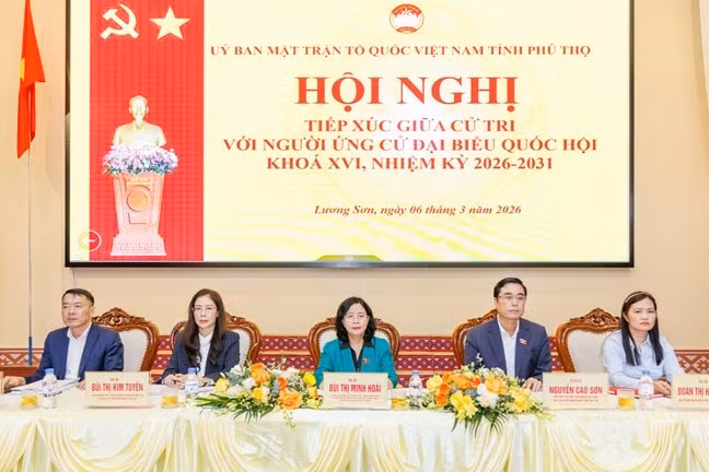 Ủy viên Bộ Chính trị, Bí thư Trung ương Đảng, Bí thư Đảng ủy MTTQ, các đoàn thể Trung ương, Chủ tịch UBTƯ MTTQ Việt Nam Bùi Thị Minh Hoài cùng các ứng viên chủ trì Hội nghị