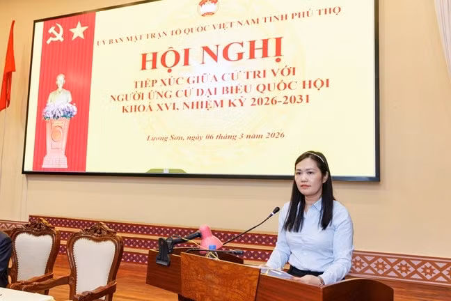 Bà Đoàn Thị Hồng Việt - Giảng viên chính, Khoa Nhà nước và Pháp luật Trường Chính trị tỉnh Phú Thọ trình bày chương trình hành động tại Hội nghị