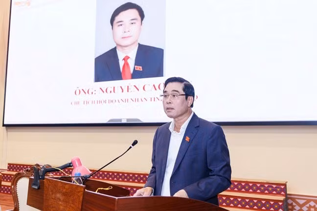 Ông Nguyễn Cao Sơn - Ủy viên Ủy ban Kinh tế và Tài chính của Quốc hội, Phó Chủ tịch Hiệp hội Doanh nghiệp nhỏ và vừa Việt Nam, Chủ tịch Hội Doanh nhân tỉnh Phú Thọ trình bày chương trình hành động tại Hội nghị