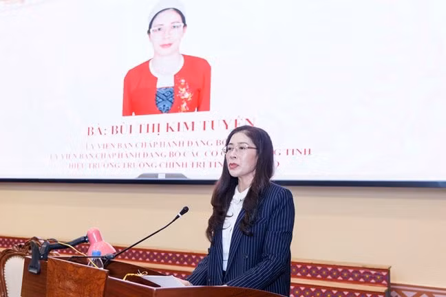 Bà Bùi Thị Kim Tuyến, Ủy viên Ban Chấp hành Đảng bộ tỉnh, Hiệu trưởng trường Chính trị tỉnh Phú Thọ trình bày chương trình hành động tại Hội nghị