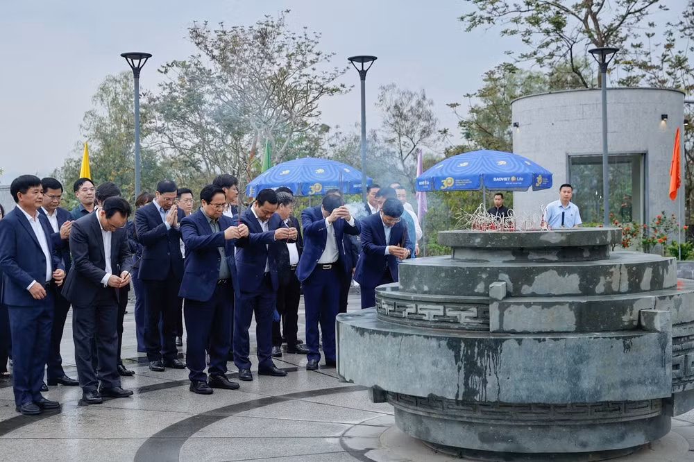 Thủ tướng dâng hương tưởng niệm Chủ tịch Hồ Chí Minh và các Anh hùng, liệt sĩ tại Điện Biên- Ảnh 3.