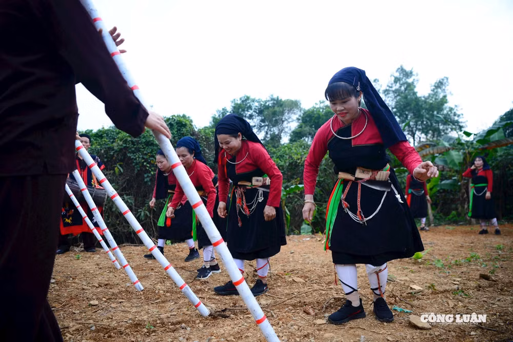 Đồng bào Cao Lan (Phú Thọ) tái hiện lễ xuống đồng truyền thống tại Làng Văn hóa - Du lịch các dân tộc Việt Nam. 