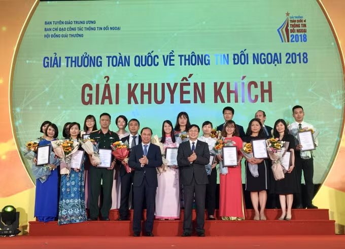 Các tác giả đạt giải Khuyến khích. Ảnh: Hoàng Huy