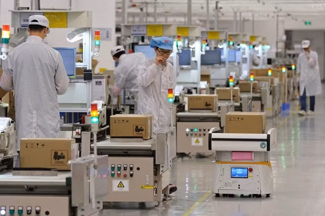 Bên trong một nhà máy lắp ráp của Huawei ở Đông Quản, Quảng Đông, Trung Quốc. Ảnh: SCMP.