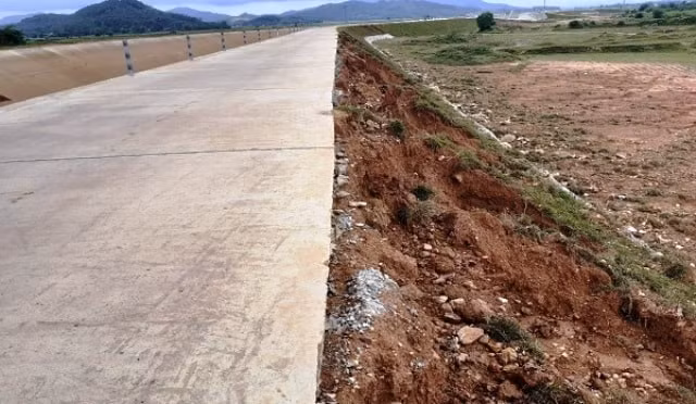 Mái kênh bị sạt lở nghiêm trọng