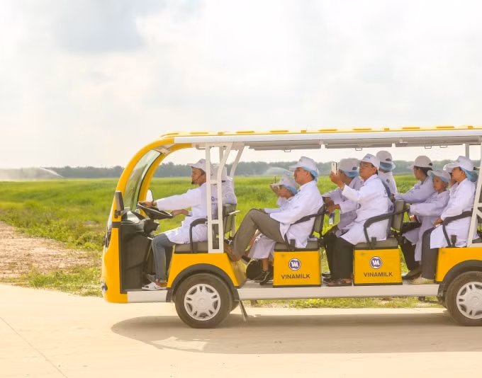 Sự thích thú của đại diện phụ huynh, nhà trường khi được chứng kiến một màu xanh non bạt ngàn của hơn 500 ha đồng cỏ và bắp canh tại 