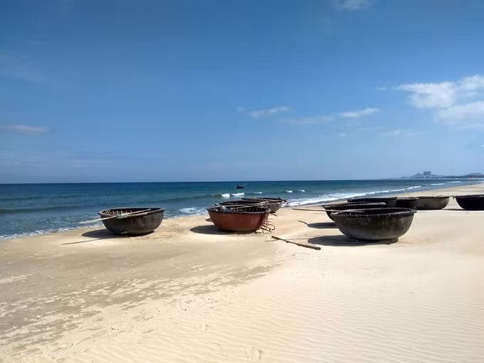 Thuyền thúng nằm im lìm trên bãi cát (ảnh @ahpang82)