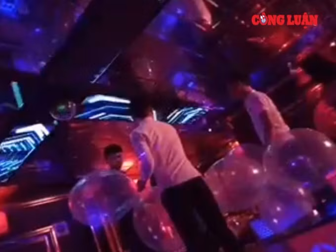 Có từ 2 đến 3 nhân viên luôn cầm sẵn bóng trên tay túc trực phục vụ liên tục cho khách.