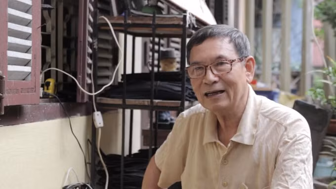 Nghệ nhân dép lốp thủ công Phạm Quang Xuân. Ảnh: V.H