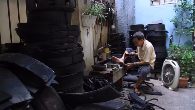 Ở tuổi gần 80, ông Xuân vẫn có thể tự làm ra những đôi dép lốp rất tinh xảo. Ảnh: V.H
