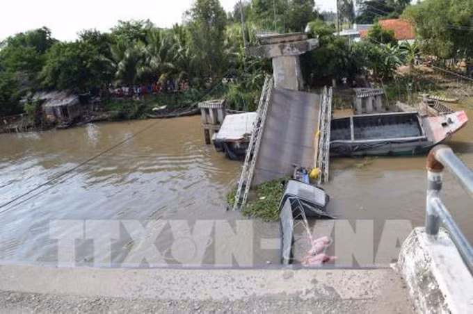 Hiện trường sự cố sập cầu Tân Nghĩa. Ảnh: TTXVN
