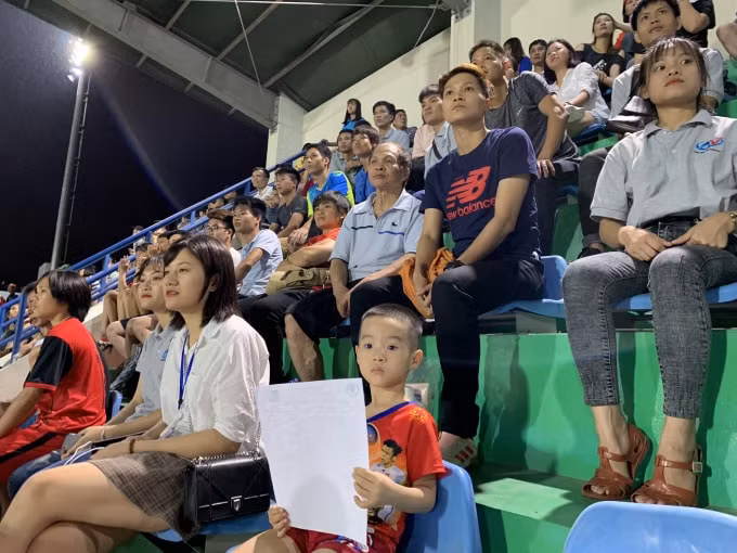 Đông đảo CĐV đã cổ vũ nhiệt tình cho trận đấu. Ảnh: Hoàng Dương