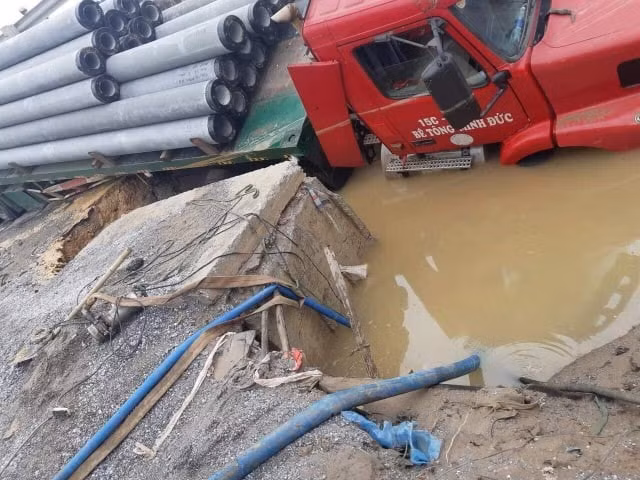 Sự cố vỡ đường ống nước DN1400 của Nhà máy nước mặt sông Đuống ảnh hưởng đến sinh hoạt của hàng nghìn hộ dân trong 2 - 3 ngày tới. Ảnh: TL