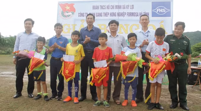 Tặng quà và trao giải cho các đội bóng thiếu nhi xã Kỳ Lợi