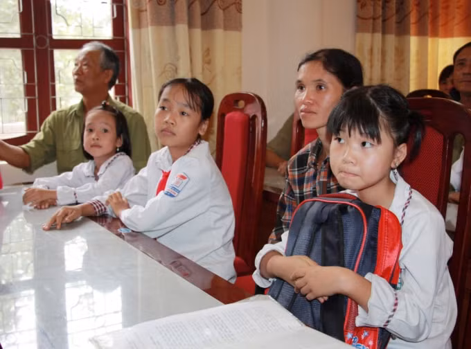 Các em học sinh nghè vượt khó tại huyện Thanh Hà, Hải Dương.