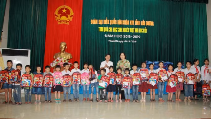Trong ngày 1/6, đã có 200 xuất quà được trao tận tay cho các em học sinh tại Hải Dương.