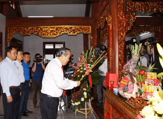 Phó Thủ tướng Thường trực dâng hương khu di tích Nà Tu, tỉnh Bắc Kạn. Ảnh: VGP