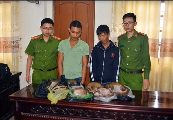 Các đối tượng và tang vật bị Phòng cảnh sát môi trường Công an tỉnh Nghệ An bắt giữ. (Ảnh: CAND)