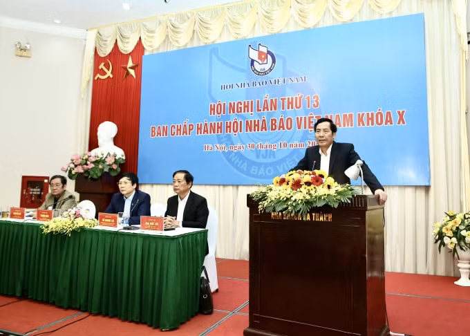 Đồng chí Thuận Hữu - Ủy viên T.Ư Đảng, Tổng Biên tập báo Nhân Dân, Phó Trưởng ban Tuyên giáo T.Ư, Chủ tịch Hội Nhà báo Việt Nam phát biểu tại Hội nghị. Ảnh: Sơn Hải