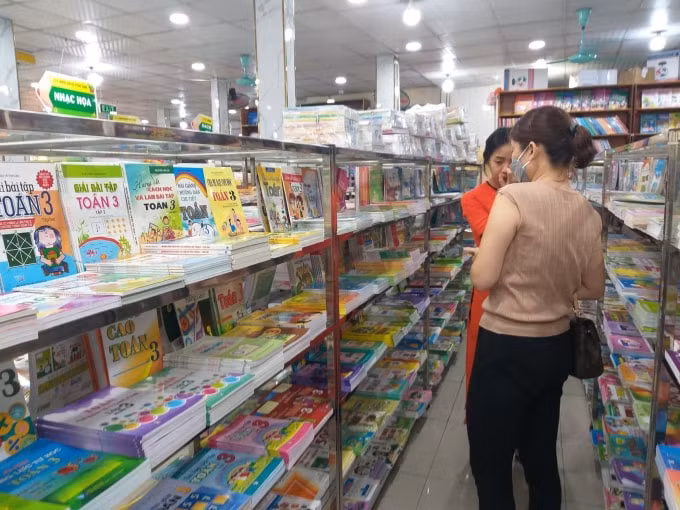 Hiện nay trên thị trường bày bán nhiều sách tham khảo với đủ chủng loại mà phụ huynh không thể nắm bắt được cuốn nào cần thiết cho con mình (ảnh Trinh Phúc).