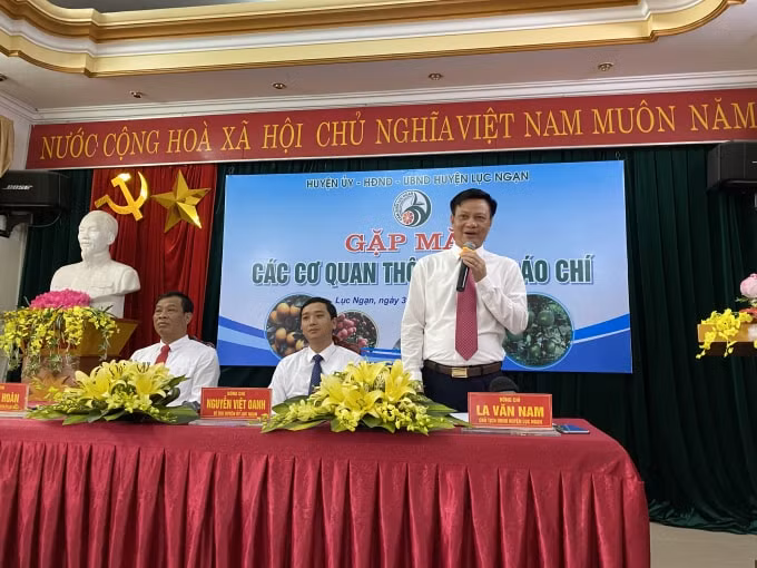 Ông La Văn Nam - Chủ tịch UBND huyện Lục Ngạn chia sẻ về lễ hội trái cây năm 2020. Ảnh: Dương Lâm