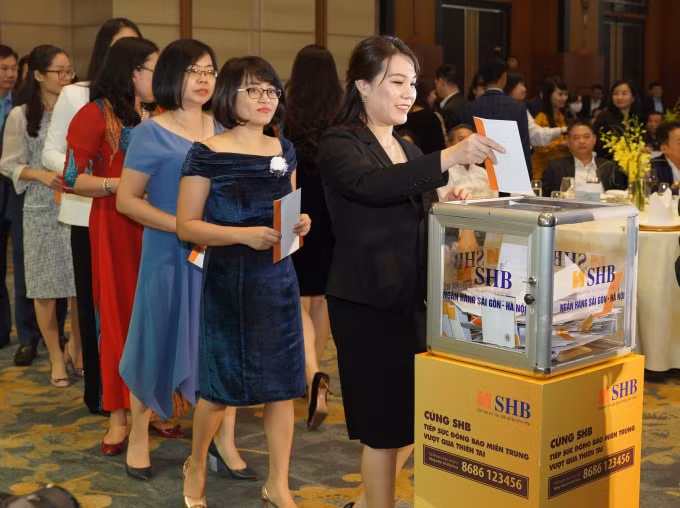 Với tinh thần “lá lành đùm lá rách”, SHB hy vọng sẽ giúp đỡ bà con vùng lũ vơi đi phần nào những khó khăn và sớm ổn định cuộc sống