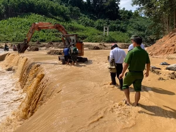 Từ UBND huyện Phước Sơn vào trung tâm xã Phước Lộc khoảng 50 km, giao thông bị chia cắt nên việc tiếp cận rất khó khăn. Ảnh: Lao động