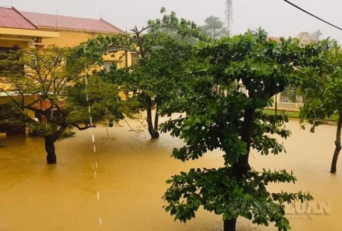 Nhiều trường học tại khu vực miền Trung bị ngập sâu trong nước lũ