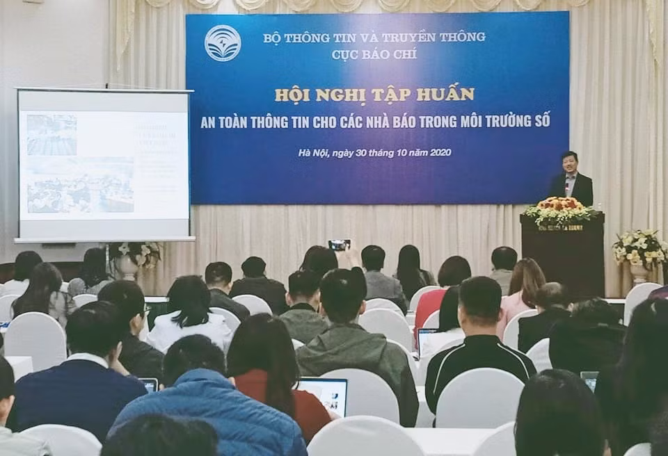 Các đại biểu tham dự tọa đàm.
