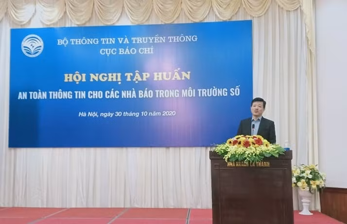 Ông Vũ Mạnh Cường, Phó Vụ trưởng Vụ Truyền thông và Thi đua khen thưởng, Bộ Y tế trình bày tại tập huấn.